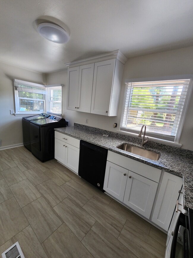 8234 Redwood Cir in Norfolk, VA - Building Photo - Building Photo