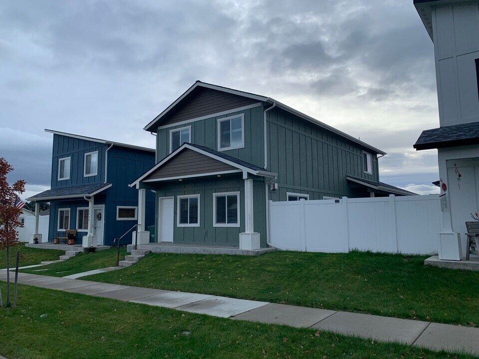 12076 W Wellington Ave in Post Falls, ID - Building Photo