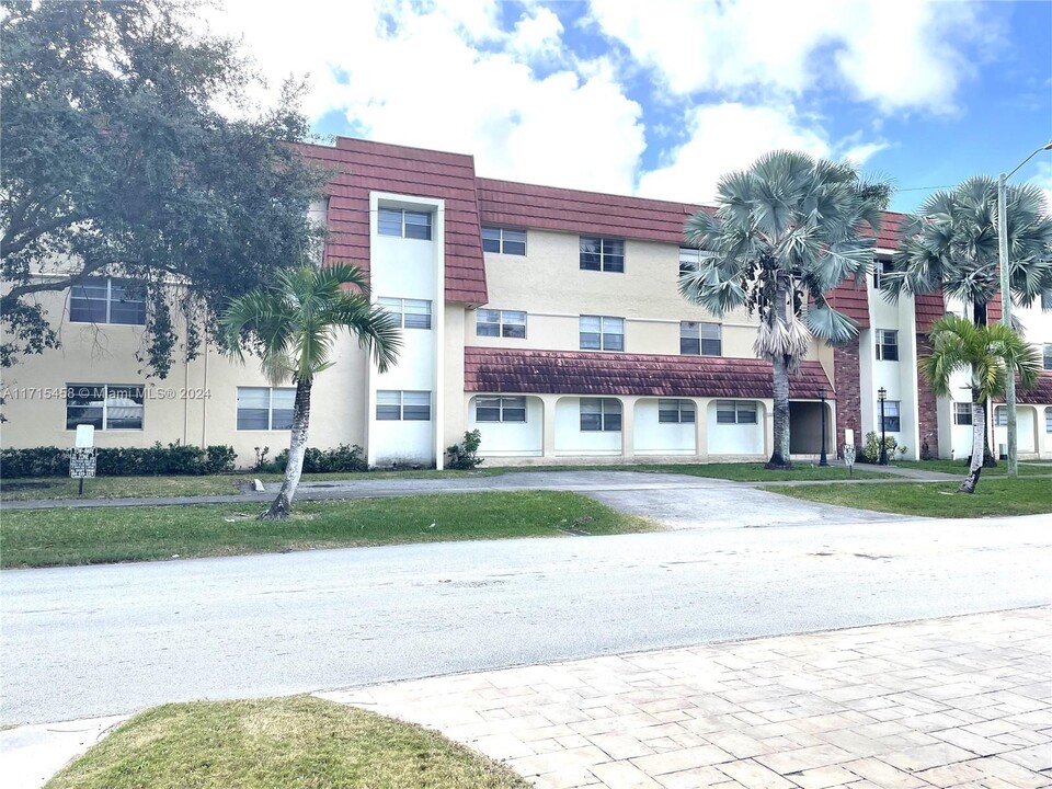 1300 Moffett St in Hallandale Beach, FL - Building Photo