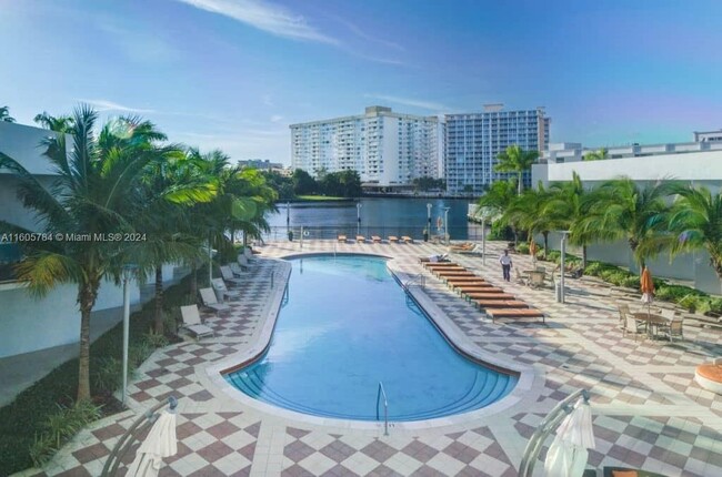 1945 S Ocean Dr, Unit #1708 in Hallandale Beach, FL - Foto de edificio - Building Photo