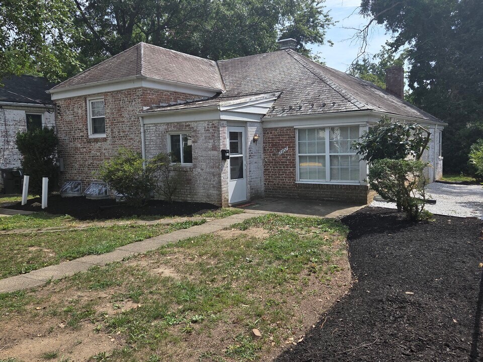 7307 Dickinson Ave in College Park, MD - Building Photo