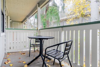 15606 NE 40th St in Redmond, WA - Building Photo - Building Photo