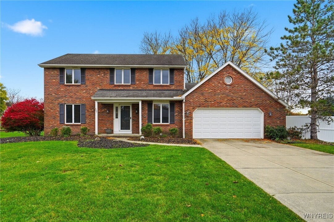 8221 Clarence Ln N in East Amherst, NY - Building Photo