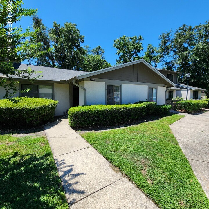 7623 Baymeadows Cir W in Jacksonville, FL - Building Photo