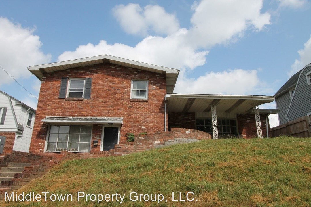 824 W Wayne St in Muncie, IN - Building Photo