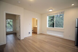 8417 SW 24th Ave, Unit 207 in Portland, OR - Building Photo - Building Photo