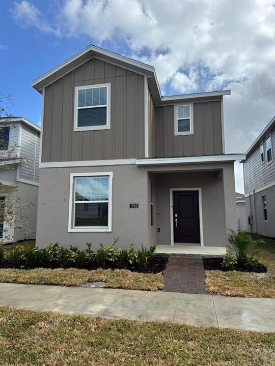 1963 Flourish Ave in Kissimmee, FL - Building Photo