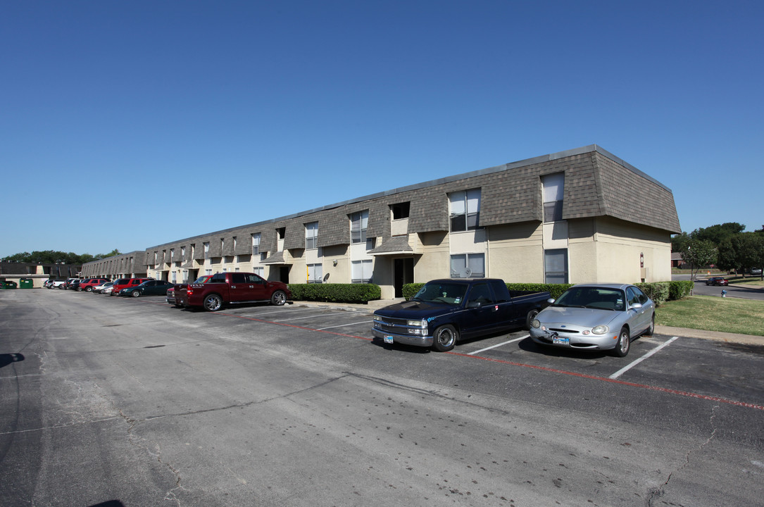 Summit Park in Carrollton, TX - Building Photo