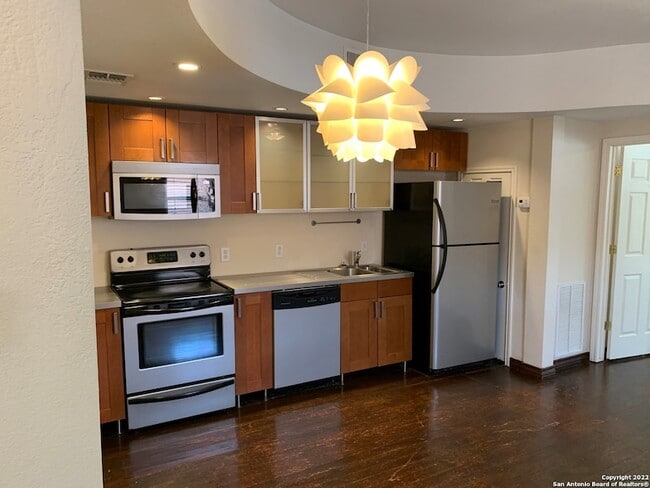 810 E Ashby Pl in San Antonio, TX - Building Photo - Building Photo