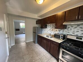 2032 W Jarvis Ave in Chicago, IL - Building Photo - Building Photo
