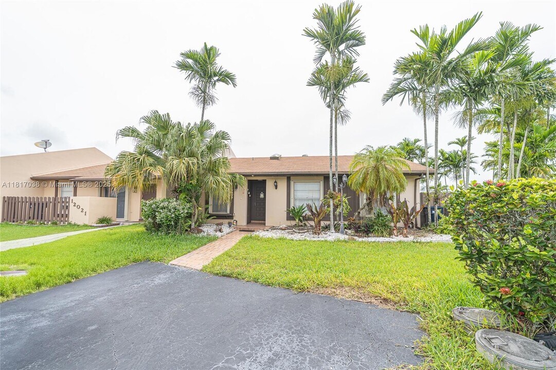 12023 SW 110th St Cir E in Miami, FL - Building Photo