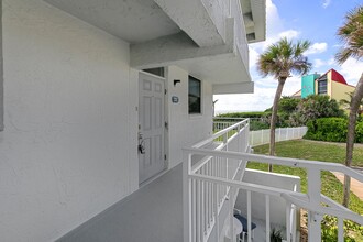 2101 S Atlantic Ave in Cocoa Beach, FL - Building Photo - Building Photo