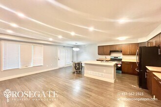 Elegant 4-Bed 2.5-Bath Townhouse with 2,00 in London, ON - Building Photo - Building Photo