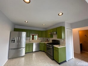 401 Hadleigh Ln in North Brunswick, NJ - Building Photo - Building Photo