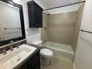 213-215-215 Greenlawn Blvd in Round Rock, TX - Building Photo - Building Photo