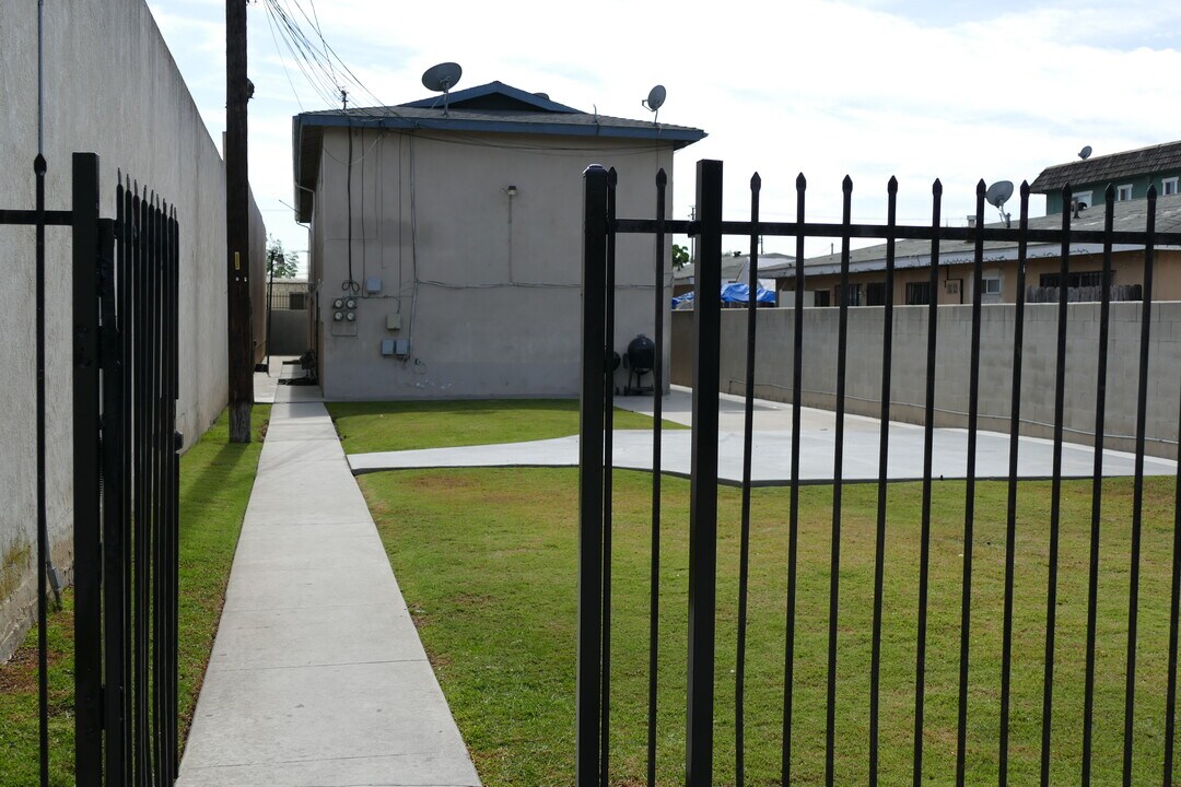 9226 Palm St, Unit B in Bellflower, CA - Building Photo