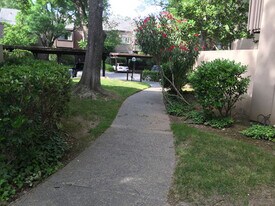 658 Woodside Sierra in Sacramento, CA - Building Photo