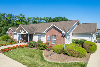 Danbury Court Apartments in Bloomington, IL - Building Photo - Building Photo