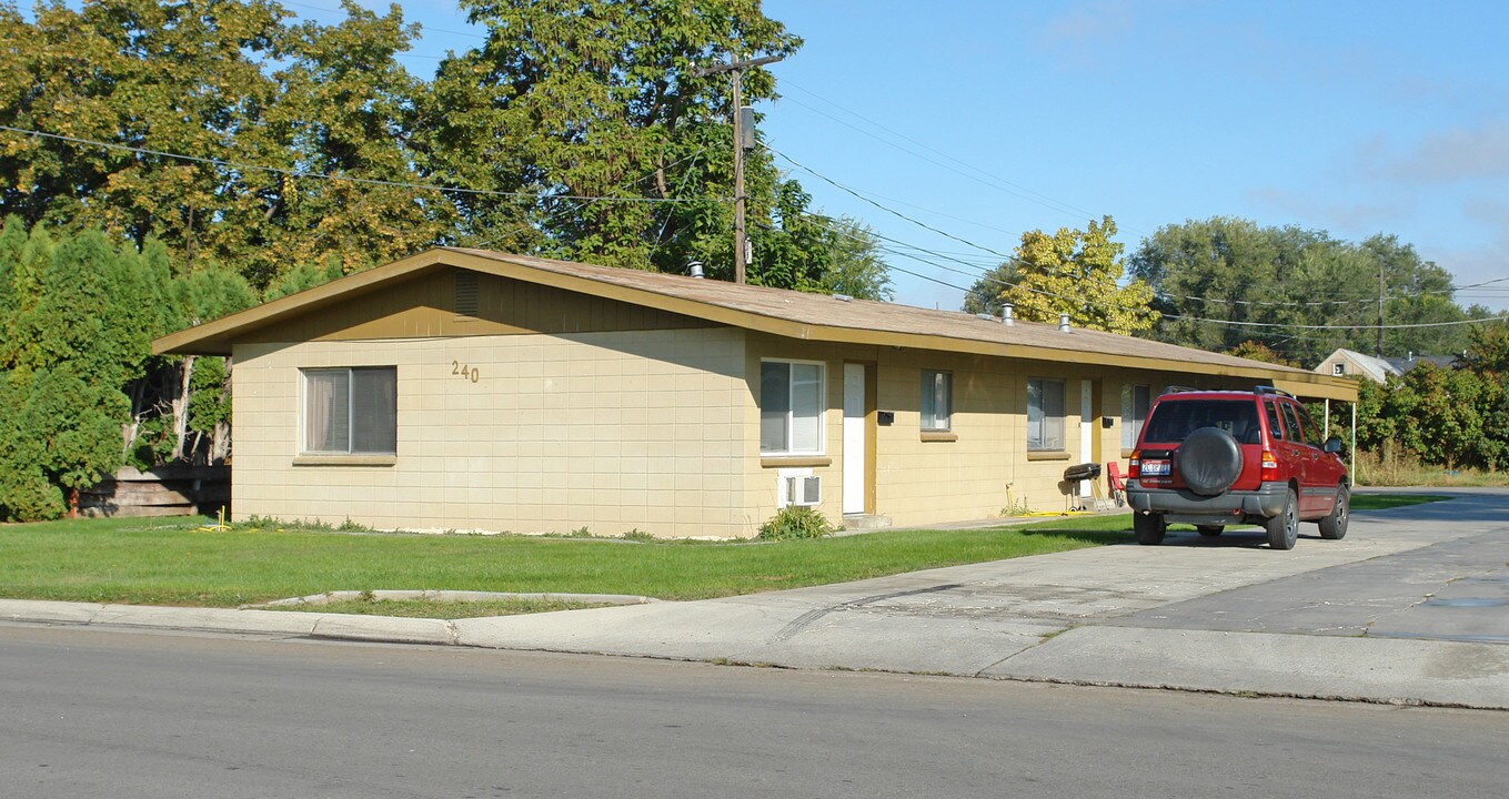 236-240 High St in Nampa, ID - Building Photo