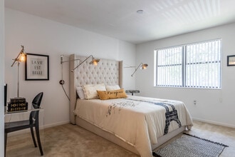 La Vue at Emerald Pointe Apartments in Hollywood, FL - Foto de edificio - Interior Photo