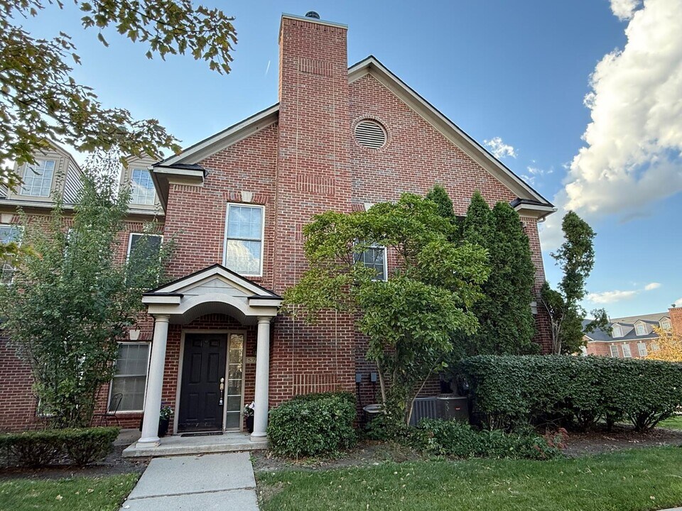 5705 Hampshire Ln in Ypsilanti, MI - Building Photo