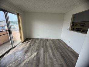 1325 Hoover S St, Unit 209 in Los Angeles, CA - Building Photo - Building Photo