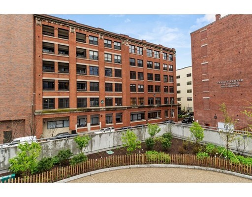 39 Sleeper St in Boston, MA - Building Photo