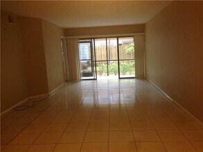 3021 Riverside Dr in Coral Springs, FL - Building Photo - Building Photo