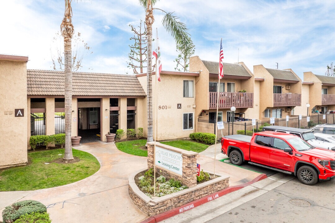 Village Meadows in Santa Ana, CA - Foto de edificio