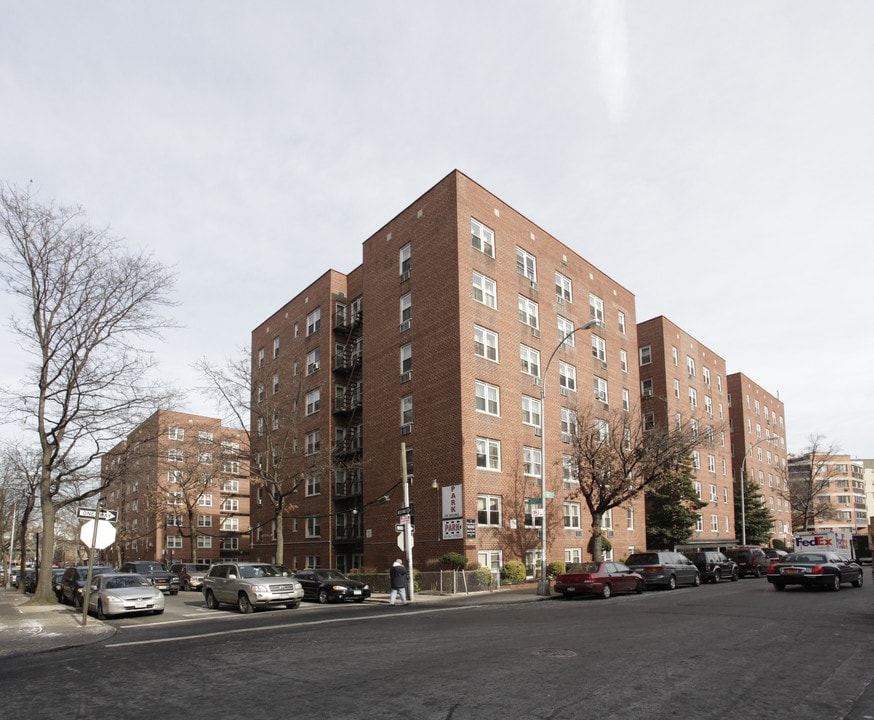 King Apartments in Elmhurst, NY - Foto de edificio