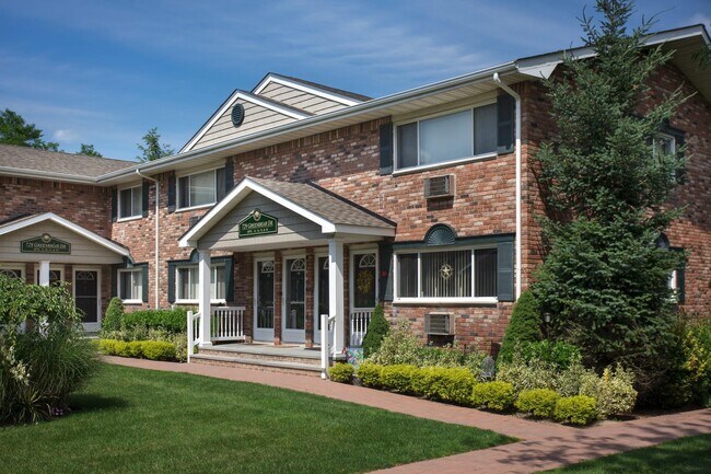 50 Chelsea Ct in Bohemia, NY - Building Photo - Building Photo