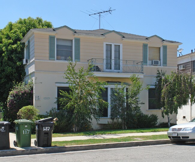 117 S Flores St in Los Angeles, CA - Foto de edificio - Building Photo