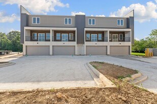 1982 S Razorback Rd in Fayetteville, AR - Building Photo