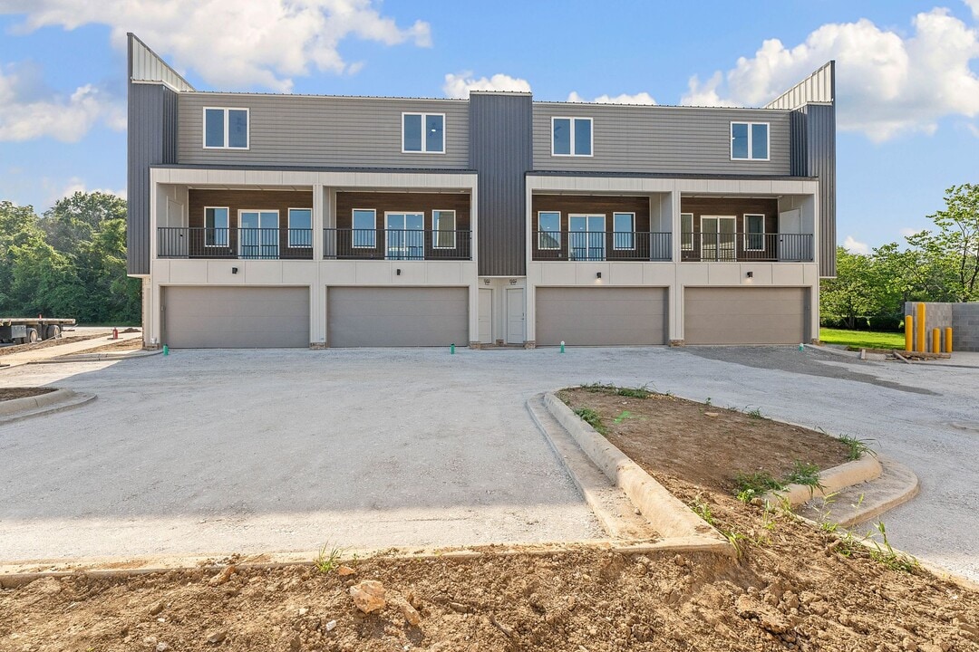 1982 S Razorback Rd in Fayetteville, AR - Building Photo