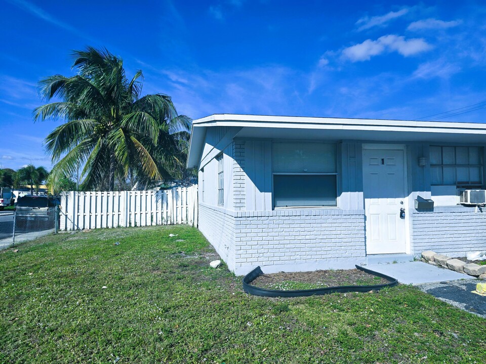 1120 12th Ave S in Lake Worth, FL - Building Photo