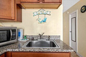 8817 S Thomas Dr in Panama City Beach, FL - Building Photo - Building Photo