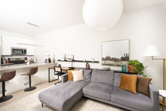 211 W Mineral St in Milwaukee, WI - Foto de edificio - Building Photo