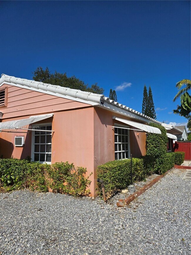 1117 NE 17th Way in Fort Lauderdale, FL - Foto de edificio - Building Photo