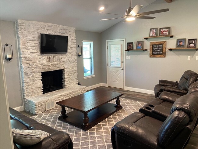 310 Rosebud Dr in Stephenville, TX - Building Photo - Building Photo