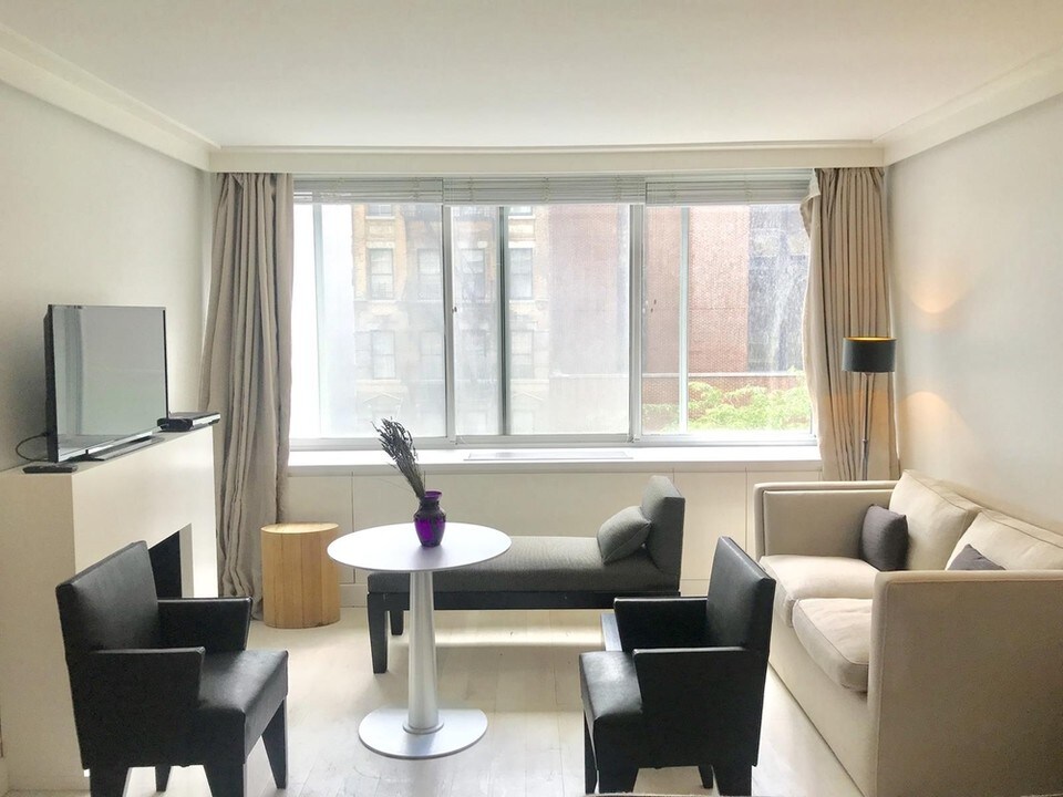 220 E 65th St in New York, NY - Building Photo