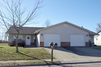 121 Autumn Pine Dr in Fairview Heights, IL - Building Photo - Building Photo