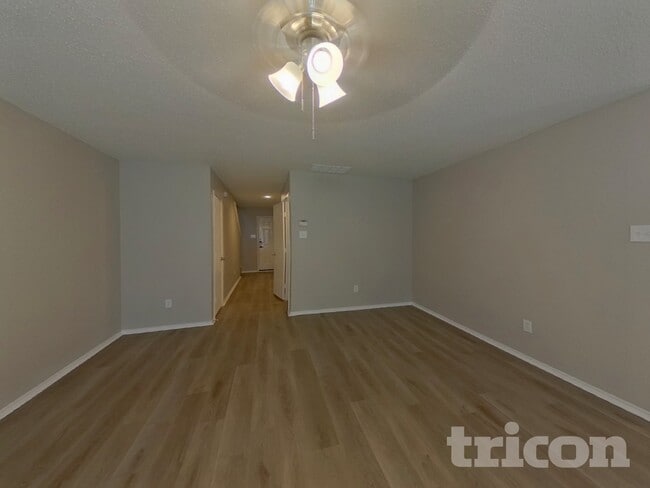 4937 Waterford Dr in Fort Worth, TX - Foto de edificio - Building Photo