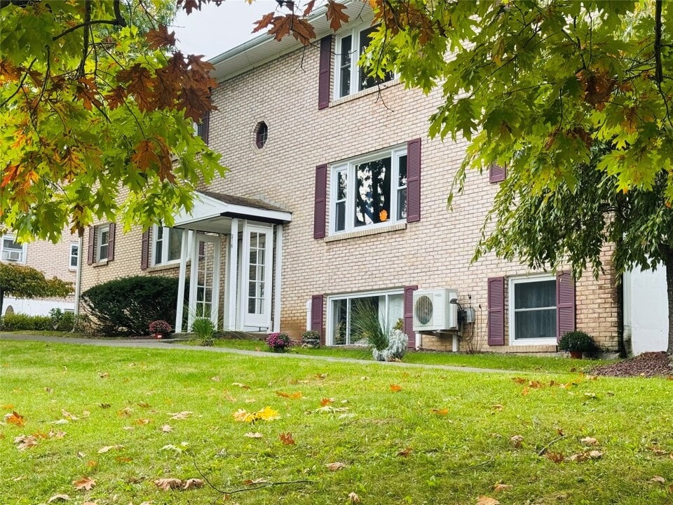 300 Rano Blvd in Vestal, NY - Foto de edificio