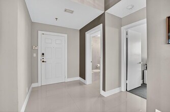7578 Regency Lake Dr in Boca Raton, FL - Building Photo - Building Photo
