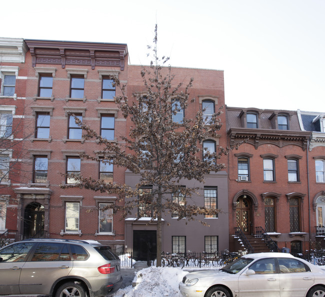102 Kent St in Brooklyn, NY - Foto de edificio - Building Photo