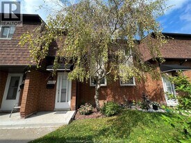 6322 Thornberry Crescent in Windsor, ON - Building Photo