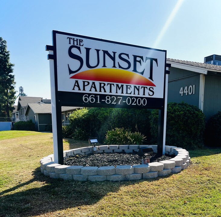 The Sunset Apartments in Bakersfield, CA - Building Photo