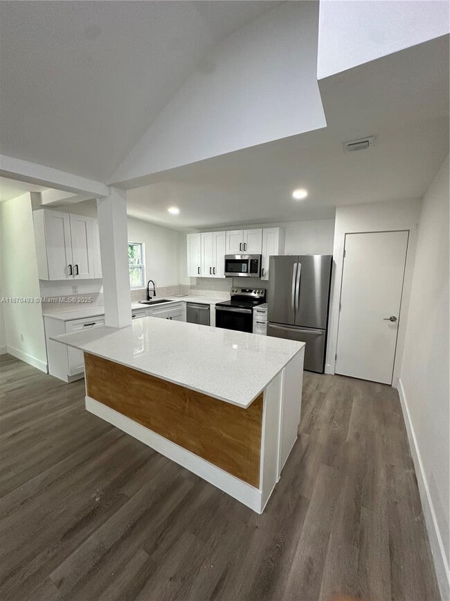 302 SW 15th St in Dania Beach, FL - Building Photo - Building Photo