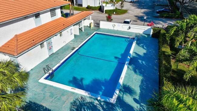 2750 Forest Hills Blvd in Coral Springs, FL - Building Photo - Building Photo