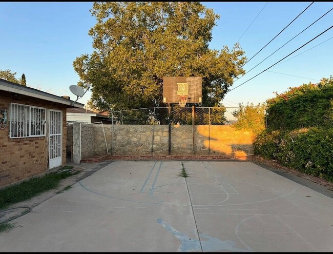 8208 Dempsey Ave in El Paso, TX - Building Photo - Building Photo